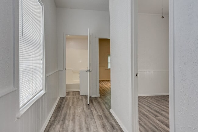 Building Photo - 1418 Maple St