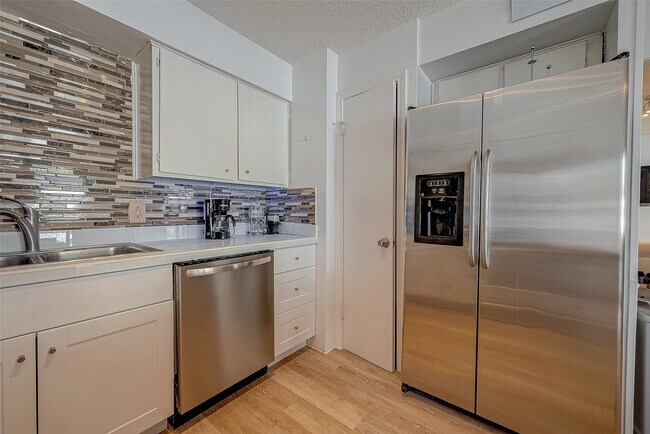 Building Photo - 12042 Mighty Oak Dr