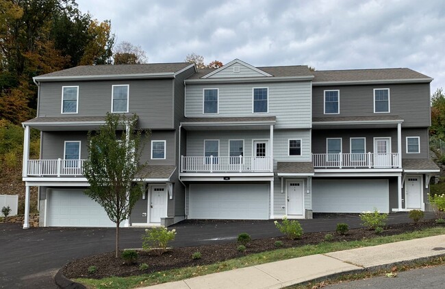 Building Photo - Beautiful 3BR/2.5 Bath Townouse with 2 Car Garage