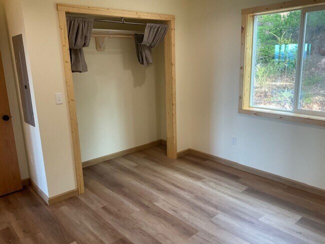 Building Photo - Stunning 2 bed/1 bath Ground Floor with utilities included!