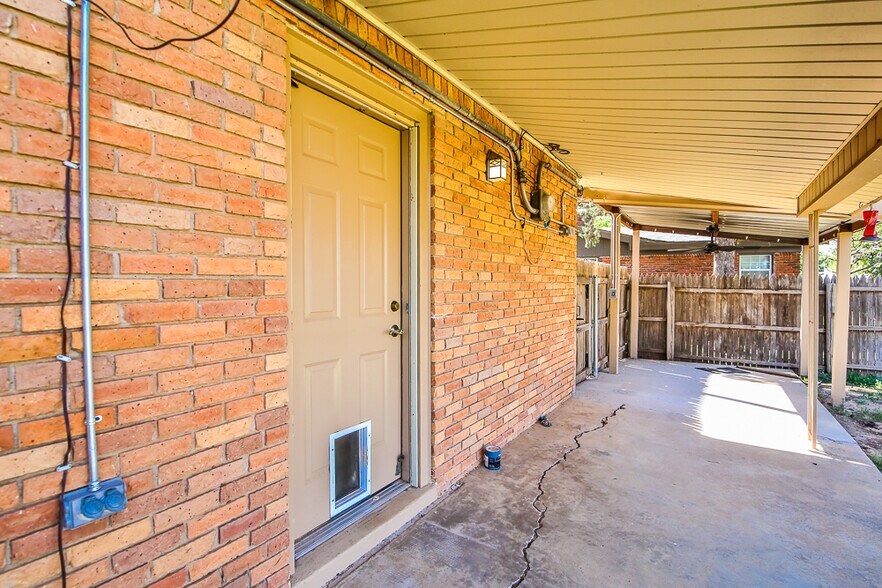 Building Photo - 711 6th Plz