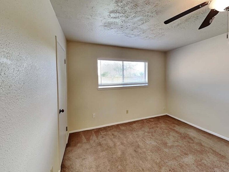 Building Photo - 9812 Robin St