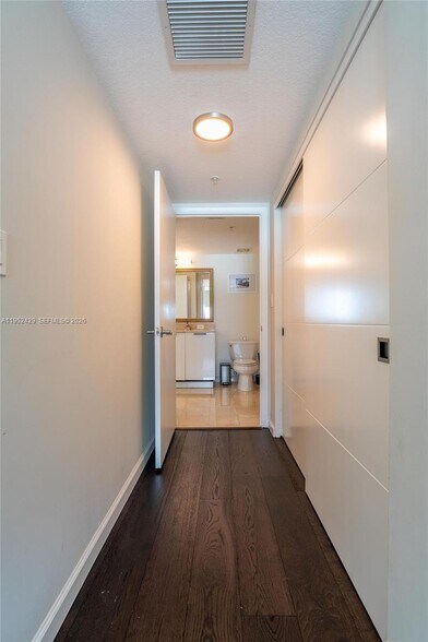 Building Photo - 1800 N Bayshore Dr