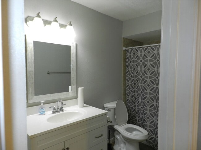 Building Photo - 704 Memorial Mews St