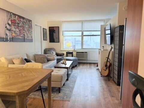 Building Photo - 3033 N Sheridan Rd