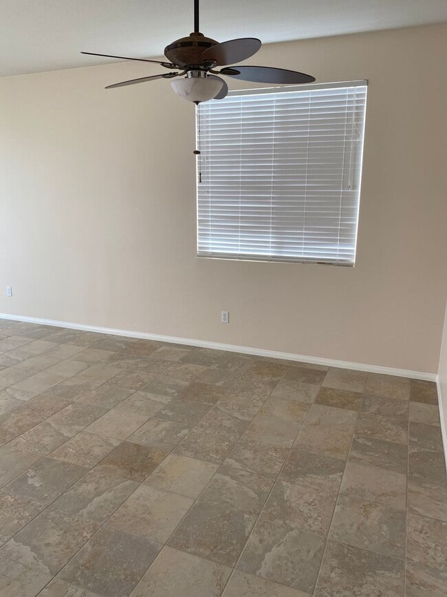 Building Photo - 3 BEDROOM VICTORVILLE HOME