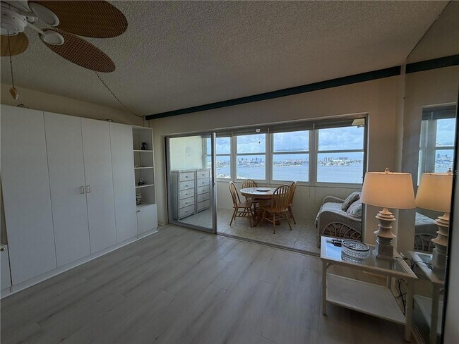 Building Photo - 4550 Cove Cir