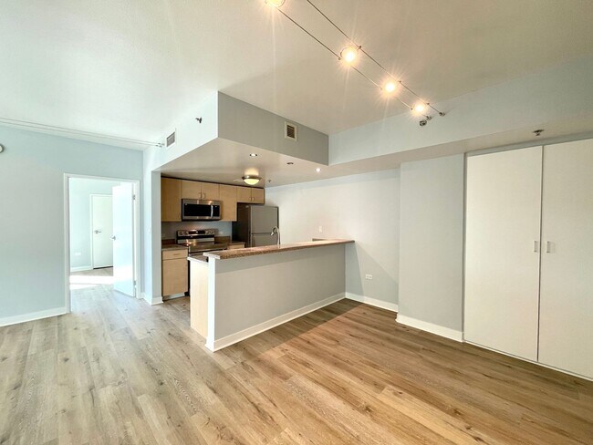 Building Photo - Renovated 2 Bedroom 2 Bathroom Condo in Li...