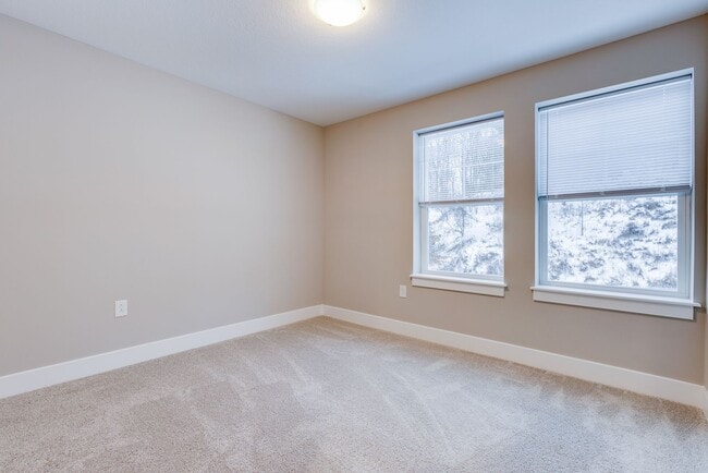 Building Photo - 3 Bedroom End Unit Townhouses in Franklin ...