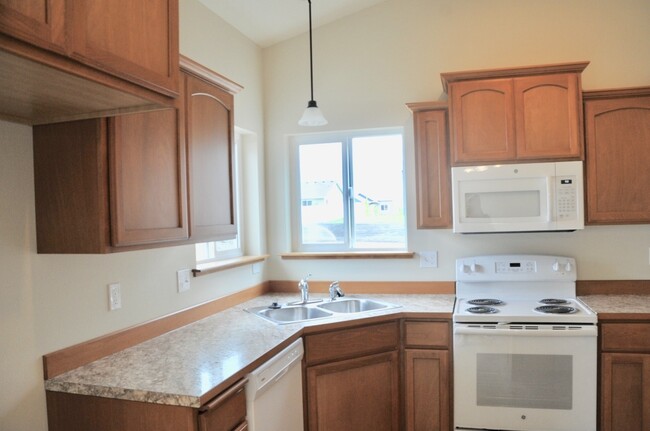 Building Photo - 3 bed 2 bath Crown Pointe Neighborhood wit...