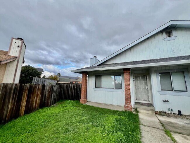 Building Photo - 827 Crested Dr