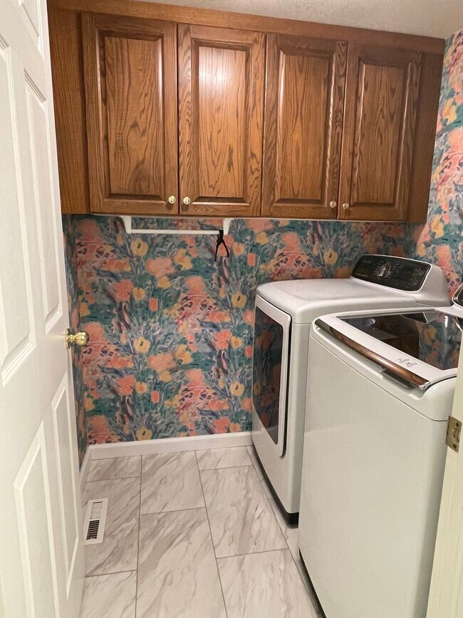 Building Photo - Beautiful Two-Story Home in Cul-de-sac