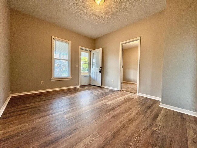 Building Photo - 919 S Logan St