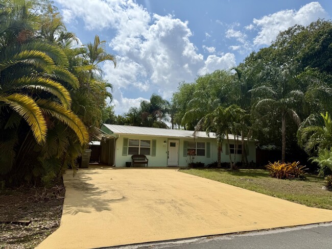 Building Photo - 511 SW N Riverpoint Dr