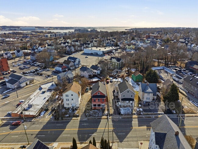 Building Photo - 848 Bank St