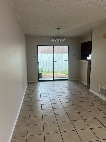 Building Photo - 909B Castle Heights Dr