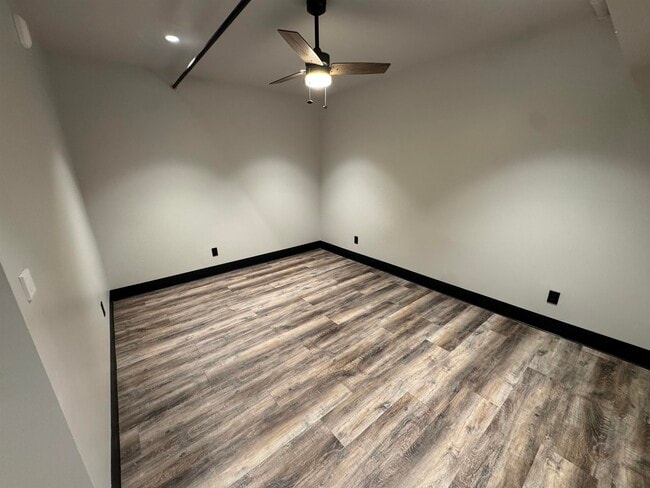 Building Photo - 826 W 8th St