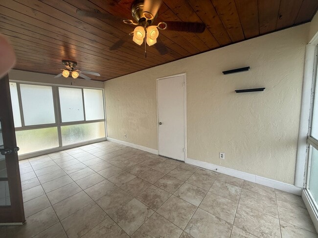 Building Photo - Highly Desired Tyrone home 2/1.5