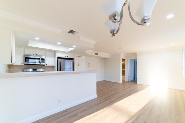 Building Photo - 1510 S Barrington Ave