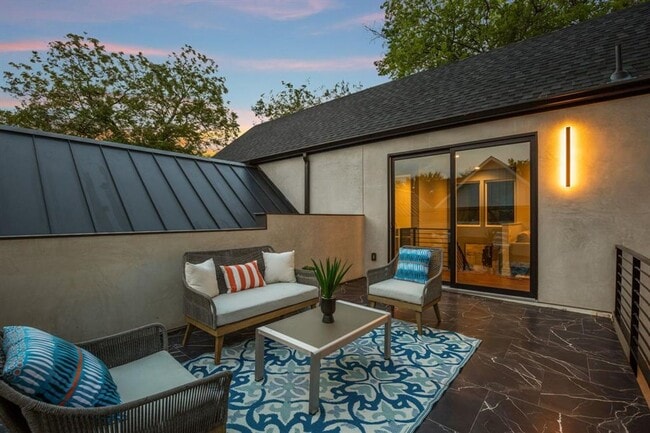 Building Photo - Stunning South Austin Oasis