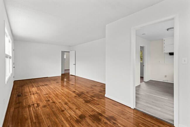 Building Photo - Charming 3 Bedroom, 2 Bathroom house