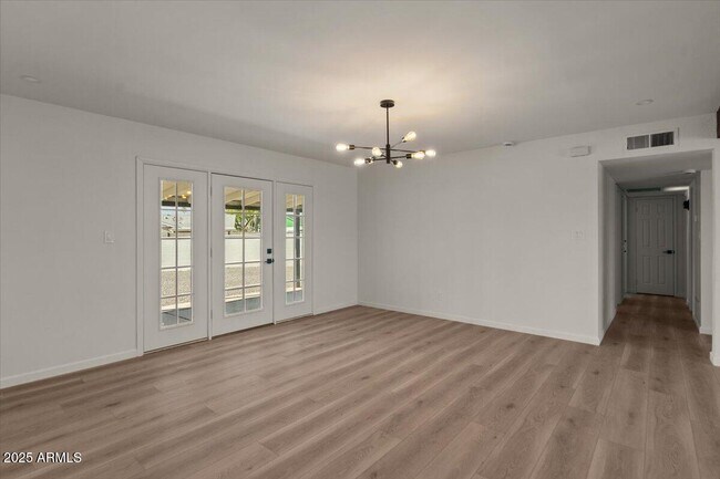 Building Photo - 8617 E Palm Ln