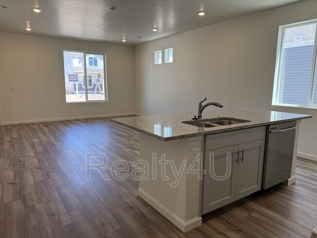 Building Photo - 203 E Arcade Dr