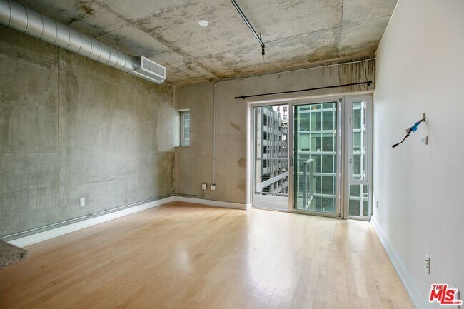 Building Photo - 645 W 9th St