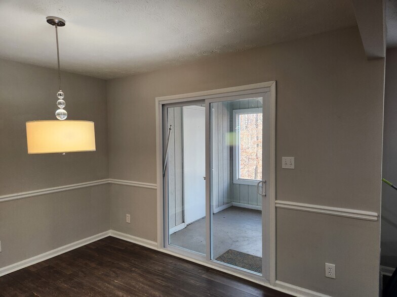 Building Photo - 4000 Riverlook Pky SE