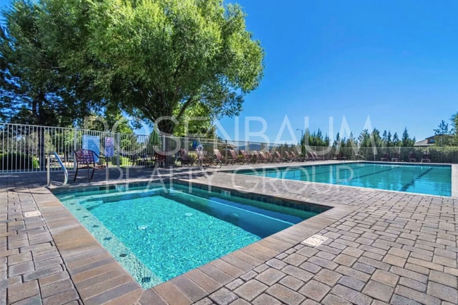 Building Photo - Gorgeous 3-bedrooms, 2-baths home in the h...