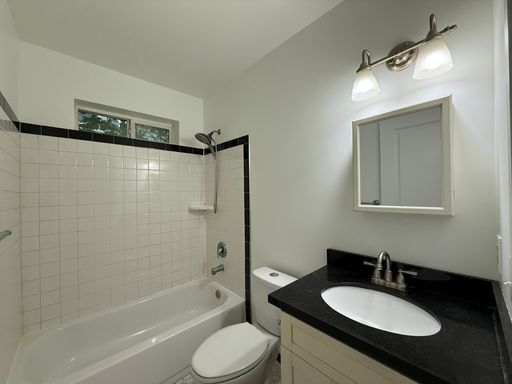 Building Photo - Beautiful 1 Bedroom Columbia City Apartmen...