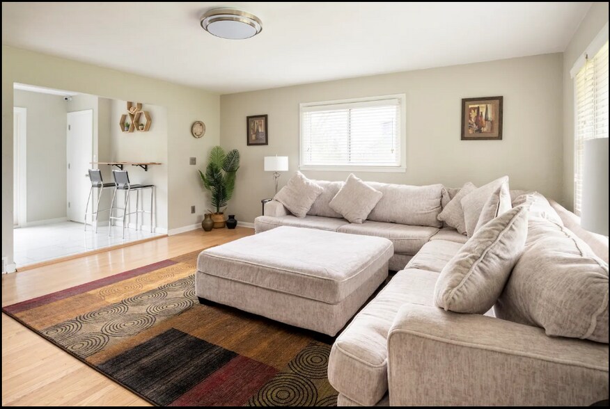 Building Photo - 1086 Meadow Dr