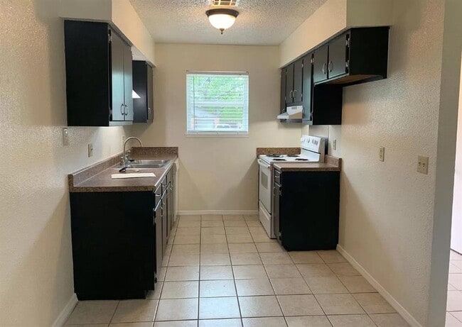 Building Photo - 321 Redstone Ct