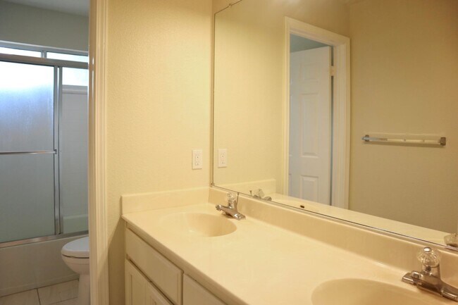 Building Photo - Beautiful 5-Bedroom Home in the Northgate ...