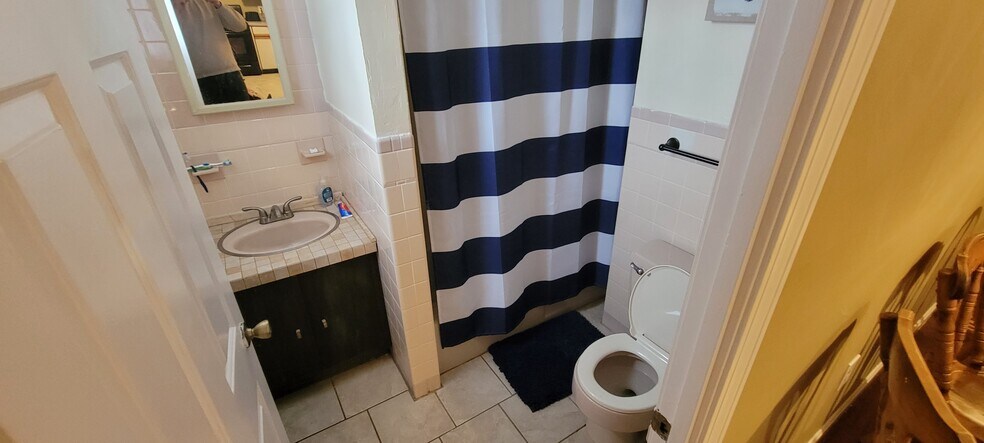 Bathroom - 811 Walnut St