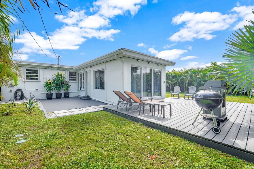 Building Photo - 1420 S 24th Ter