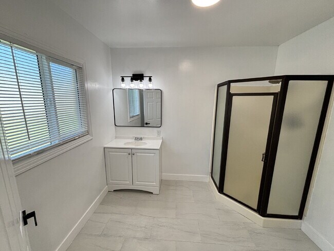 Building Photo - "Cozy Elegance Awaits: 3-Bed, 2-Bath Gem w...