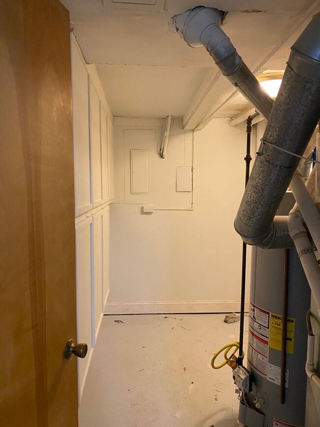 Building Photo - West side location 4br 2.5bth Finished Basement 2crg