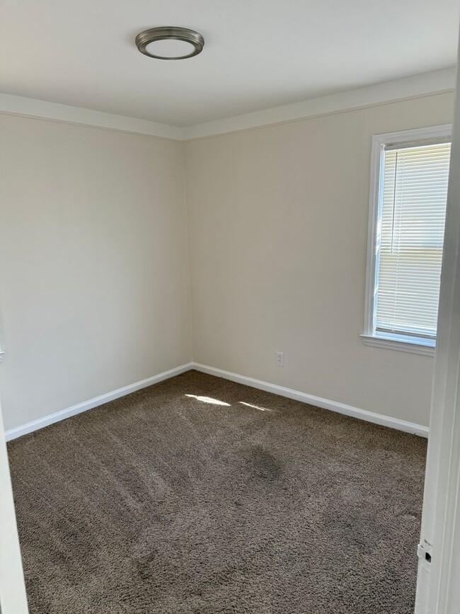 Building Photo - Awesome Property for an Awesome Price