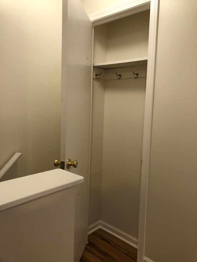 Building Photo - 753 1/2 Sullivant Ave.