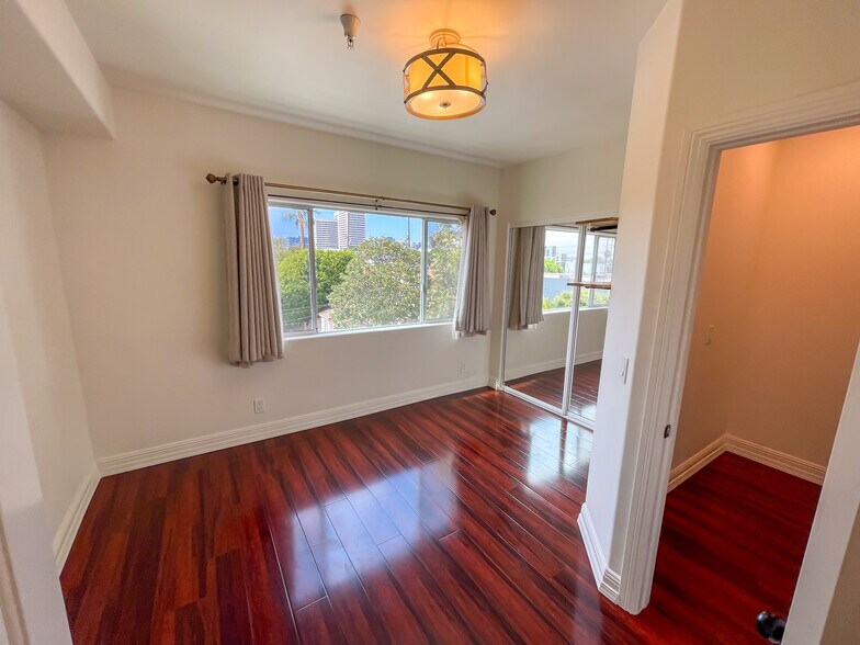 Building Photo - 2027 Beloit Ave