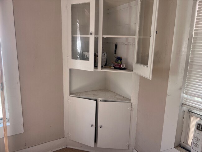 Building Photo - 815 E Railroad Ave