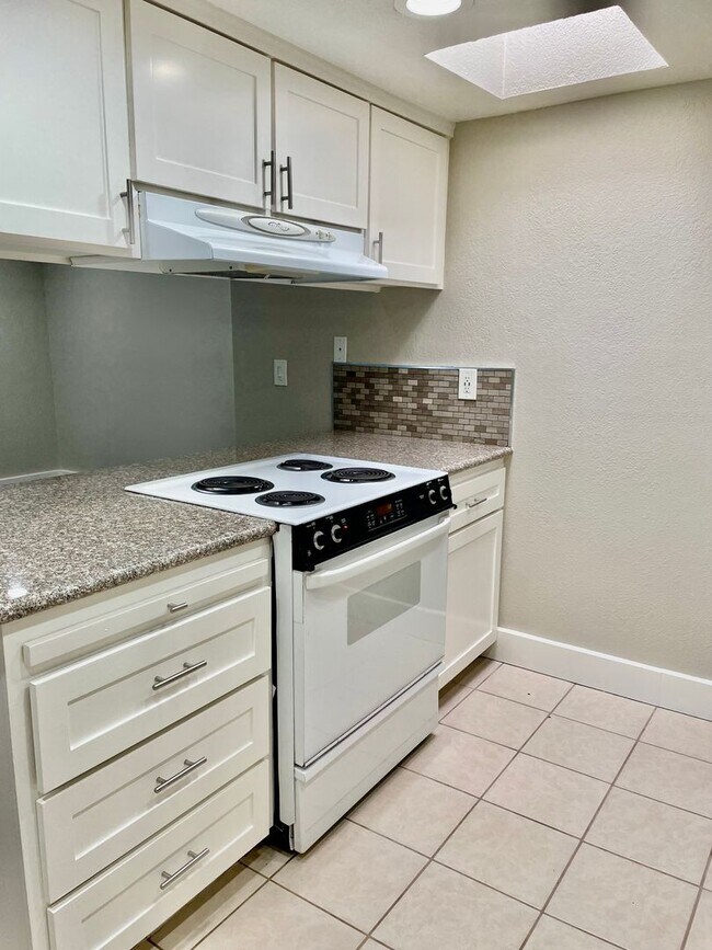 Building Photo - LARKSPUR 2431-2433