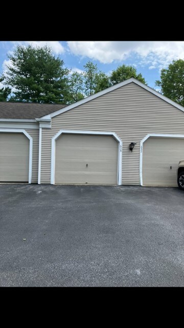 Building Photo - 633 Barrington Ct