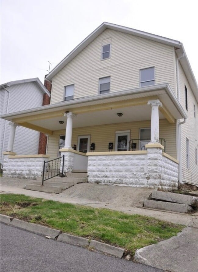 Building Photo - 221 W Somers St