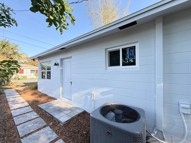 Building Photo - 912 SE Tarpon Ave