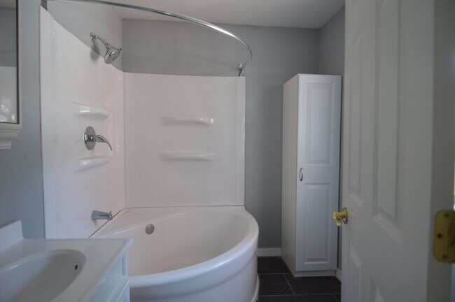 Building Photo - 95 4th Ave S