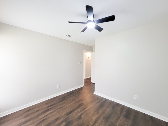 Building Photo - 6439 Oaknut Dr