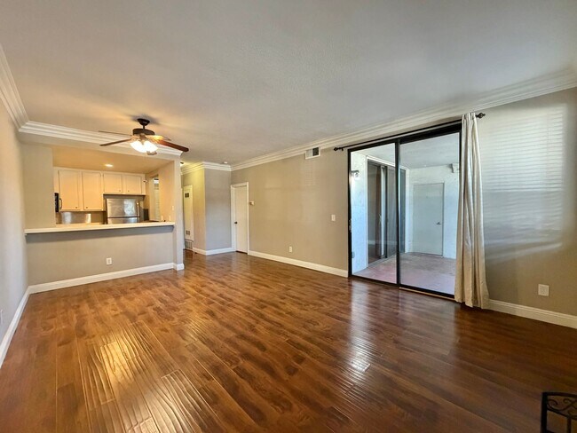 Building Photo - Great One Bedroom in the heart of Mission Valley! Parking and Laundry!