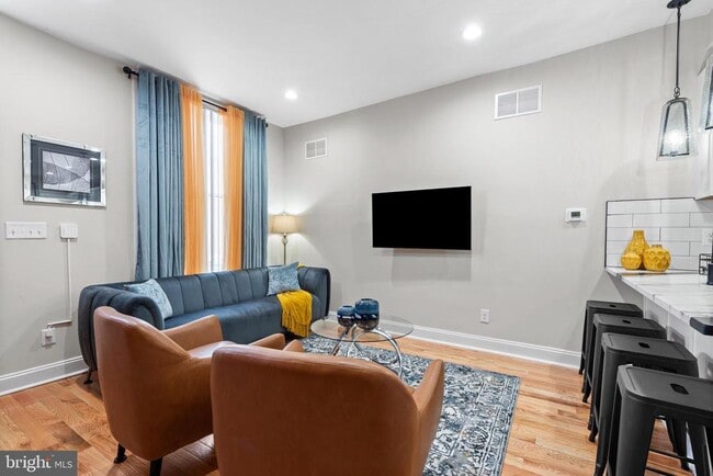 Building Photo - 2219 E Chase St